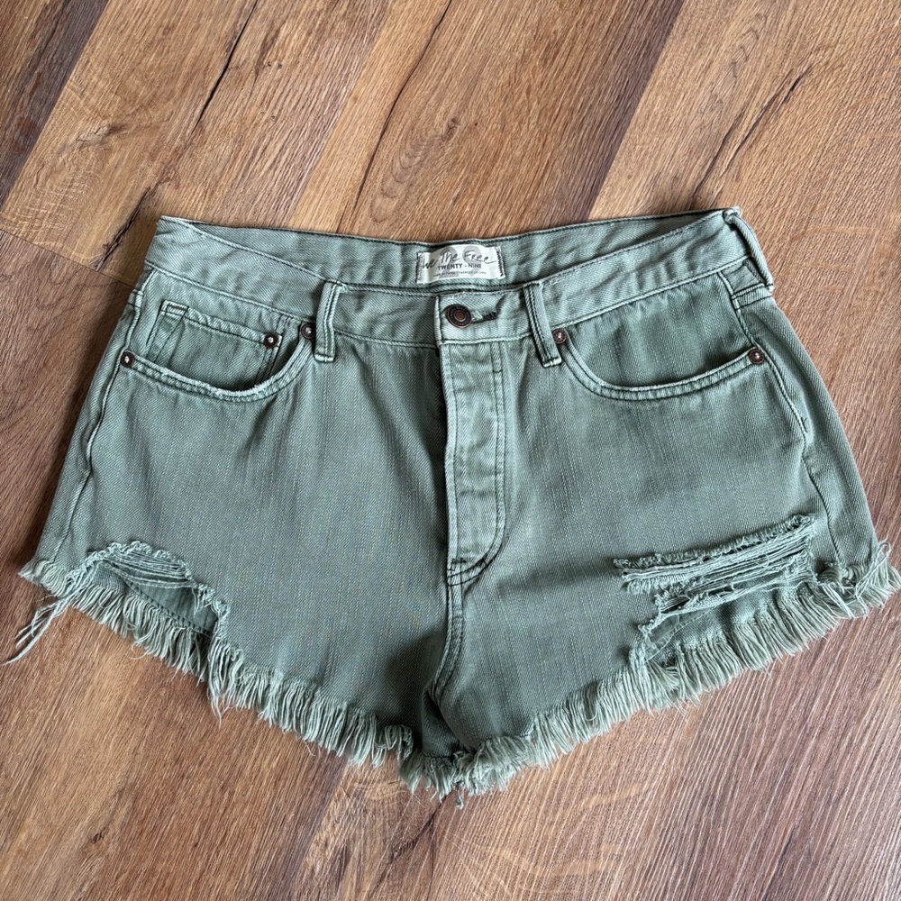 Free People We the Free Loving Good Vibrations Green Jean Shorts in Sz 29 (B8)
